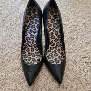 Colin Stuart Size 7.5 Black heels with Leopard Insole